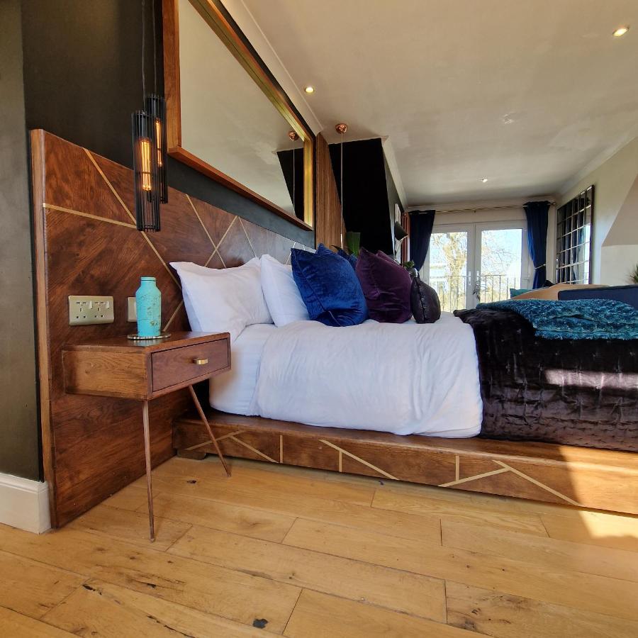 New Amazing The Black Wolf Suite The Grumpy Schnauzer B&B Эйрдри Экстерьер фото