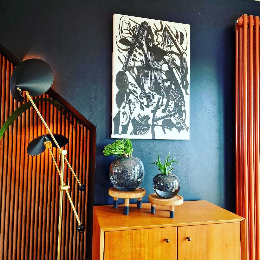 New Amazing The Black Wolf Suite The Grumpy Schnauzer B&B Эйрдри Экстерьер фото
